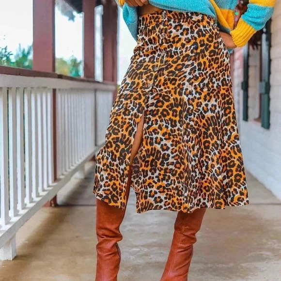 Animal print midi skirt with front button and slit - Picture 2 of 3